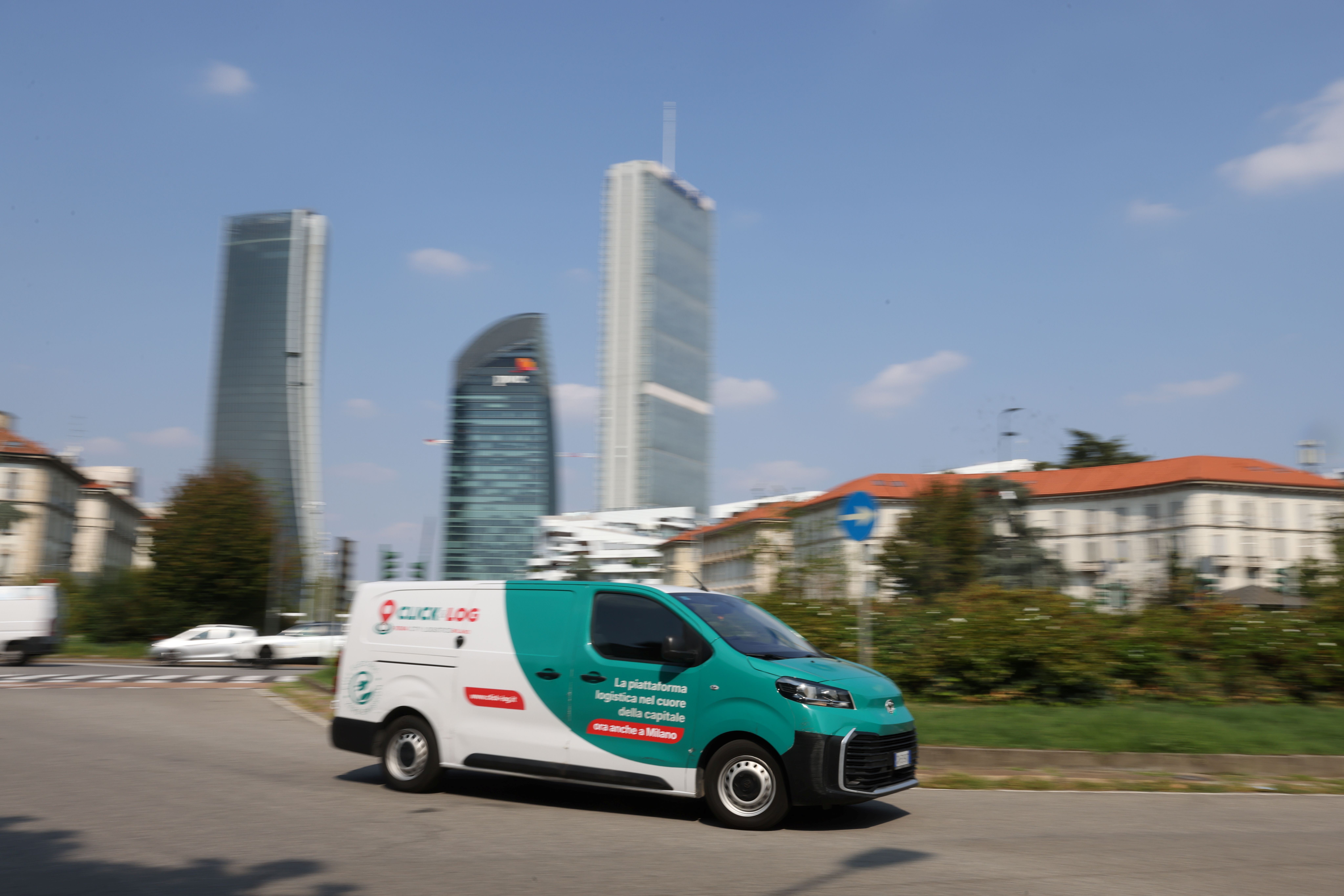 Milano, Click and Log avvia servizi di logistica urbana sostenibile con veicoli elettrici e consegne flessibili per imprese.