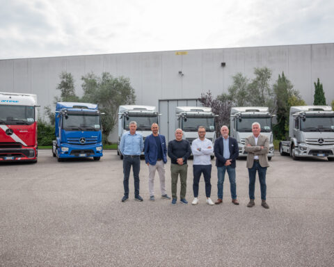 Emanuele Arcese con il team di Arcese e Cartiere del Garda impegnato nel progetto di logistica elettrica condivisa.