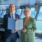 Emanuele Castagno (RINA) e Magali Bertolucci (MSC Group) a bordo di MSC Grandiosa, in occasione della consegna dell’attestazione ISO 30415 per la diversità e inclusione.