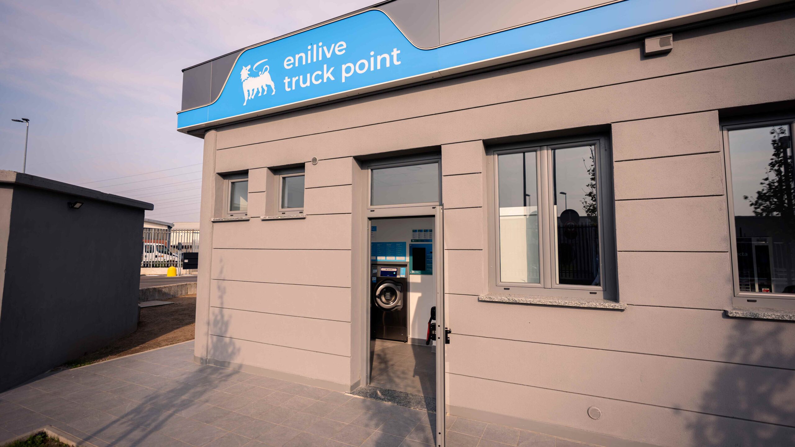 Il nuovo Enilive Truck Point di San Giuliano Milanese offre 64 posti camion e servizi certificati SSTPA Gold.