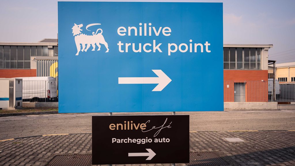 Enilive, a San Giuliano Milanese la prima area di sosta per camion certificata Gold in Italia 2