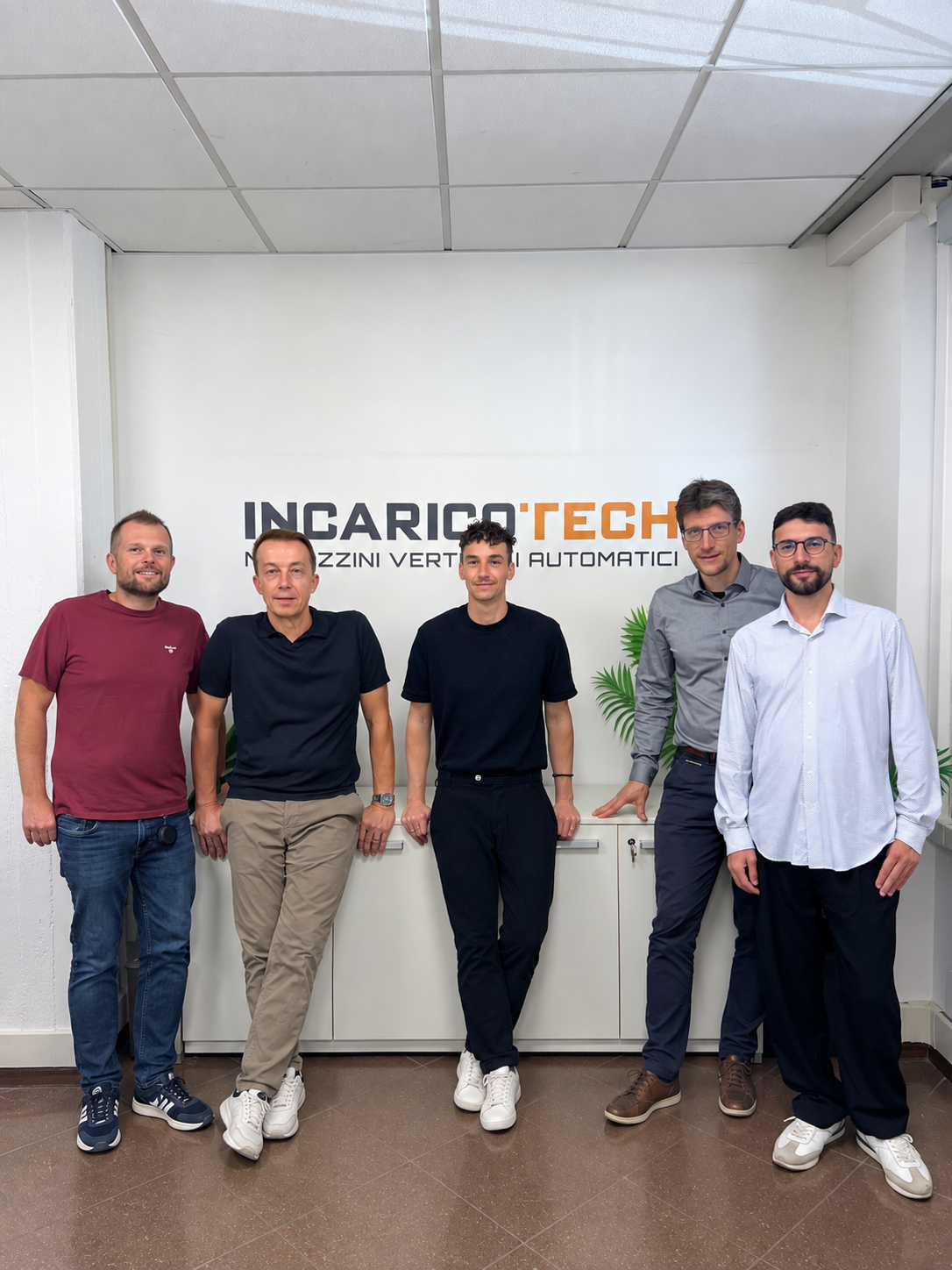 Nella foto, da sinistra: Riccardo Mari, Responsabile tecnico e di sviluppo di Incaricotech; Loris Gasparini, CEO e Founder di Incaricotech; Luca Tebano, Responsabile marketing e sostenibilità di Incaricotech; Daniel Goldner, Senior Consultant di Induvation; Paolo Bonanno, Software Architect di Incaricotech.