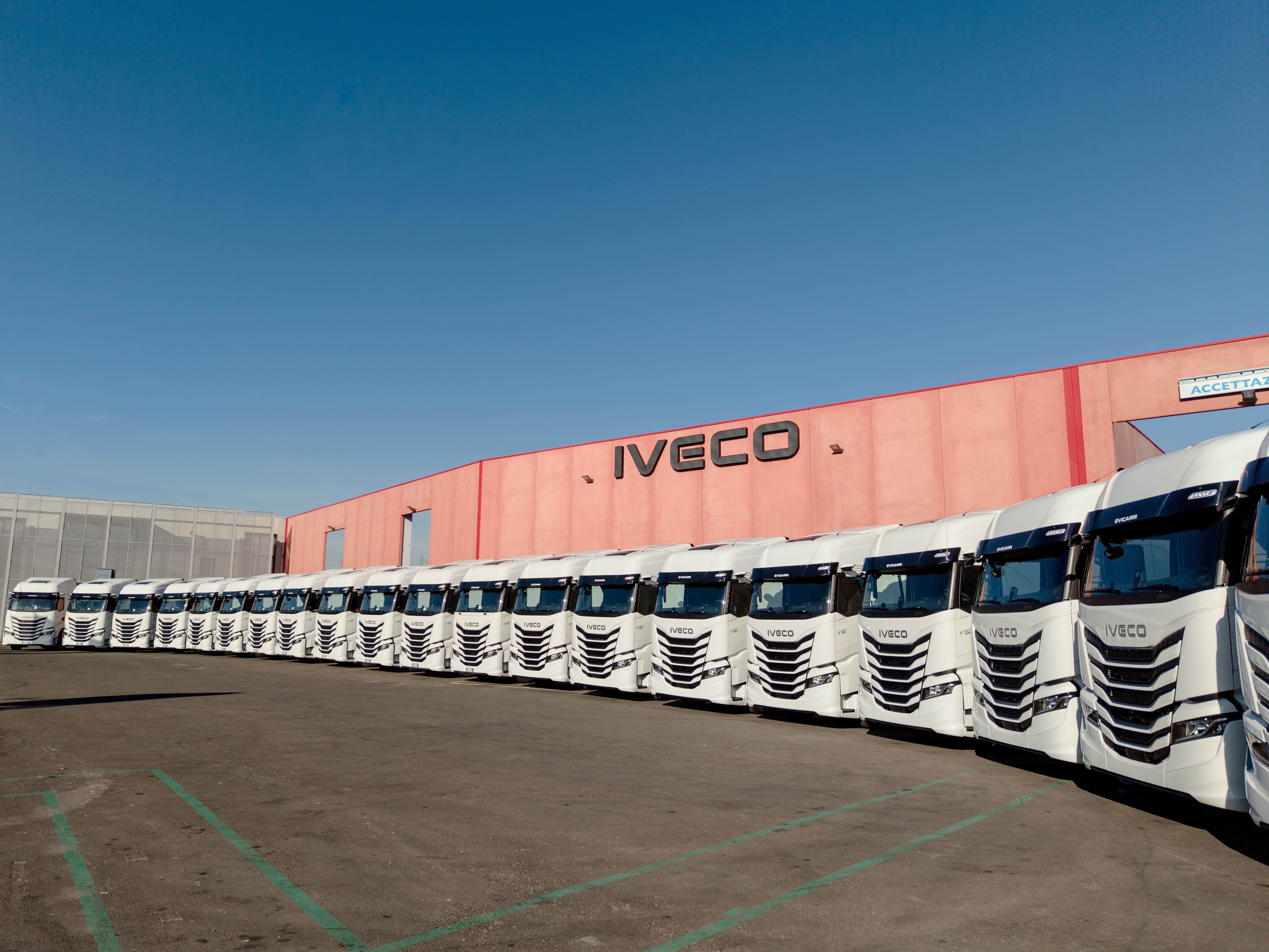 IVECO consegna a Gazzetti 20 nuovi S-Way da 500 CV per rinnovare la flotta dedicata al trasporto ceramico.
