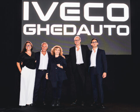 Stefano Ghedini con Davide Pollano, Responsabile Gamma Leggera IVECO Mercato Italia, e altri rappresentanti aziendali all’inaugurazione della sede Ghedauto.