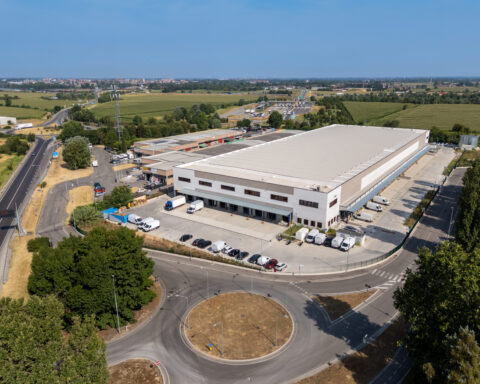 Vista aerea del polo logistico Logicor a Sordio, in provincia di Lodi, con aree di carico, parcheggi e collegamenti alla rete stradale