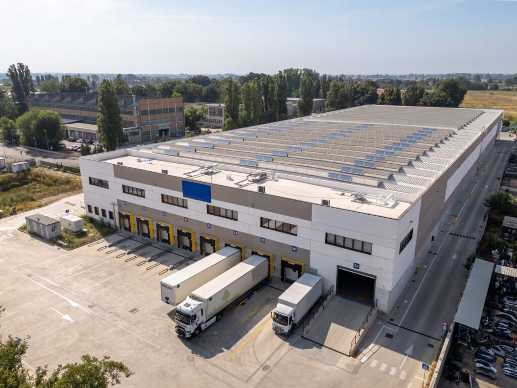 Logicor, nuovo hub logistico a Sordio: 23.000 metri quadrati alle porte di Milano 2 Hub logistico Logicor a Sordio, vista delle baie di carico per camion e autoarticolati nella struttura di 23.000 metri quadrati
