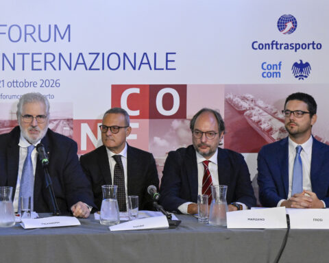 I relatori dell’11° Forum Internazionale Conftrasporto-Confcommercio. Da sinistra: Fabrizio Palenzona, presidente della Fondazione CSELI; Pasquale Russo, presidente di Conftrasporto e vicepresidente di Confcommercio; Vittorio Marzano, coordinatore scientifico dell’Osservatorio Freight Insights; Damiano Frosi, ingegnere del Politecnico di Milano.