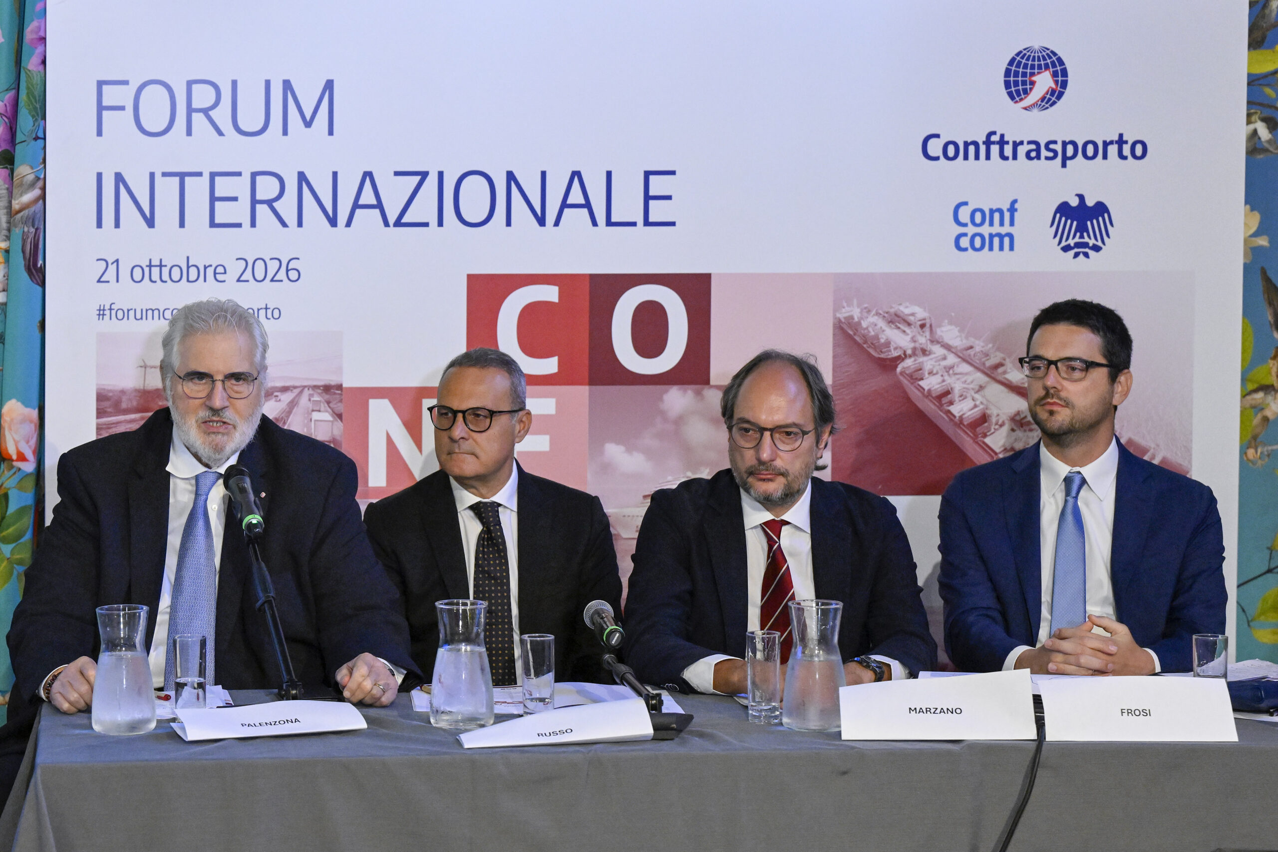 I relatori dell’11° Forum Internazionale Conftrasporto-Confcommercio. Da sinistra: Fabrizio Palenzona, presidente della Fondazione CSELI; Pasquale Russo, presidente di Conftrasporto e vicepresidente di Confcommercio; Vittorio Marzano, coordinatore scientifico dell’Osservatorio Freight Insights; Damiano Frosi, ingegnere del Politecnico di Milano.