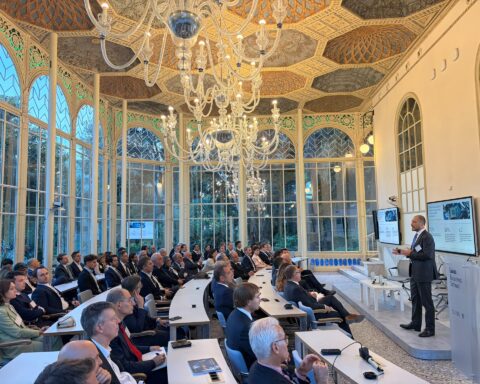 Federico Ucci, Partner di Oliver Wyman, ha presentato a Roma lo studio The Industrial AI Divide sull’adozione dell’intelligenza artificiale.