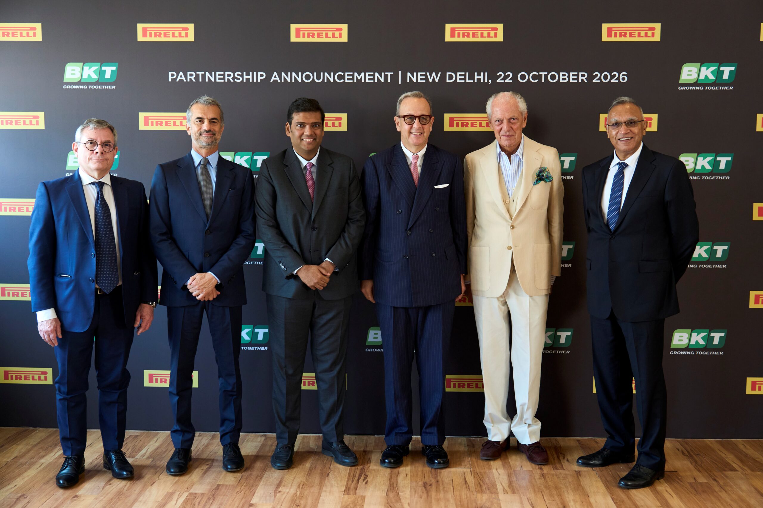 Annuncio della partnership tra Pirelli e BKT. Da sinistra a destra: Giuliano Menassi, Andrea Casaluci, Rajiv Poddar, Antonio Bartoli, Marco Tronchetti Provera e Satish Sharma.