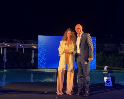 Premio Fedeltà di Palletways Italia a Logistica Nieddu. Da sinistra, Lavinia Nieddu, alla guida di Logistica Nieddu, e Massimiliano Peres, Managing Director di Palletways Italia.