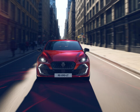 didascalia 18 parole articolo Renault Clio conquista il premio Auto Europa 2027, assegnato dall’UIGA per innovazione, efficienza, design e qualità del modello.