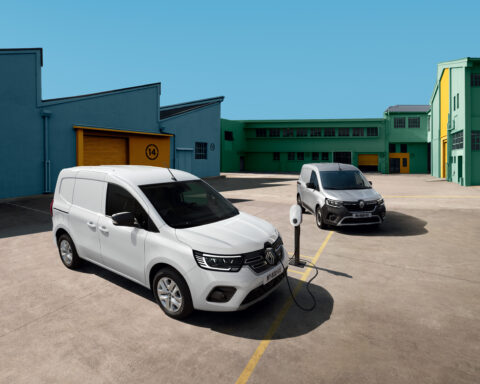 Renault Kangoo VAN E-Tech Electric si aggiorna con maggiore autonomia, nuovi motori elettrici, ricarica rapida e tecnologie digitali.