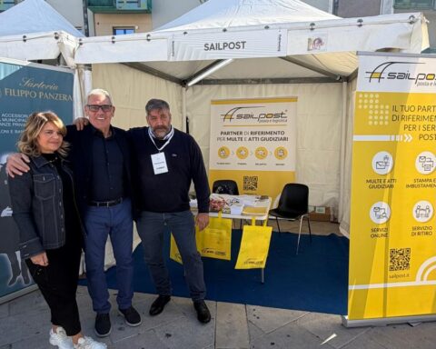 Raffaele Gatti, Direttore Commerciale della divisione postale di Sailpost, insieme ad altri membri del gruppo durante PolMeeting 2026.