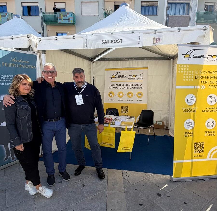 Raffaele Gatti, Direttore Commerciale della divisione postale di Sailpost, insieme ad altri membri del gruppo durante PolMeeting 2026.