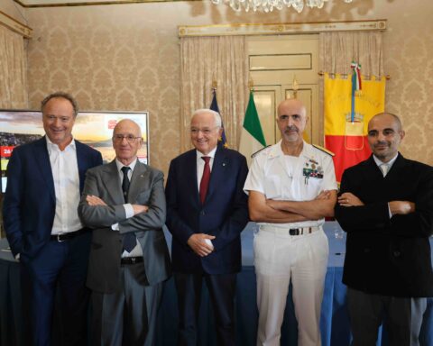 Carlo Silva, Umberto Masucci, Edoardo Cosenza, Giuseppe Aulicino ed Eliseo Cuccaro alla presentazione della Naples Shipping Week 2026 a Napoli.