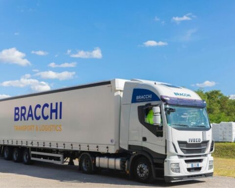 Bracchi acquisisce Festa Logistics e rafforza la propria presenza nella logistica, superando i 300 milioni di euro di fatturato e i 750 dipendenti.