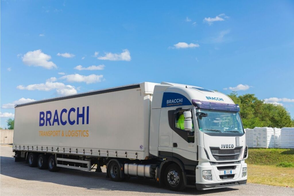 Bracchi acquisisce Festa Logistics e rafforza la propria presenza nella logistica, superando i 300 milioni di euro di fatturato e i 750 dipendenti.