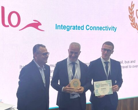 Da sinistra, Fabio Sgroi, Direttore Health & Safety di Italo, e Luca Caponio durante la cerimonia di premiazione degli UIC Sustainability Impact Awards 2026 a Berlino.