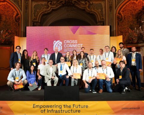 I partecipanti al CrossConnect Expo 2026, ospitato a Palazzo Biscari a Catania, durante la presentazione delle otto startup impegnate nello sviluppo di tecnologie per le infrastrutture, la mobilità e l’innovazione industriale.