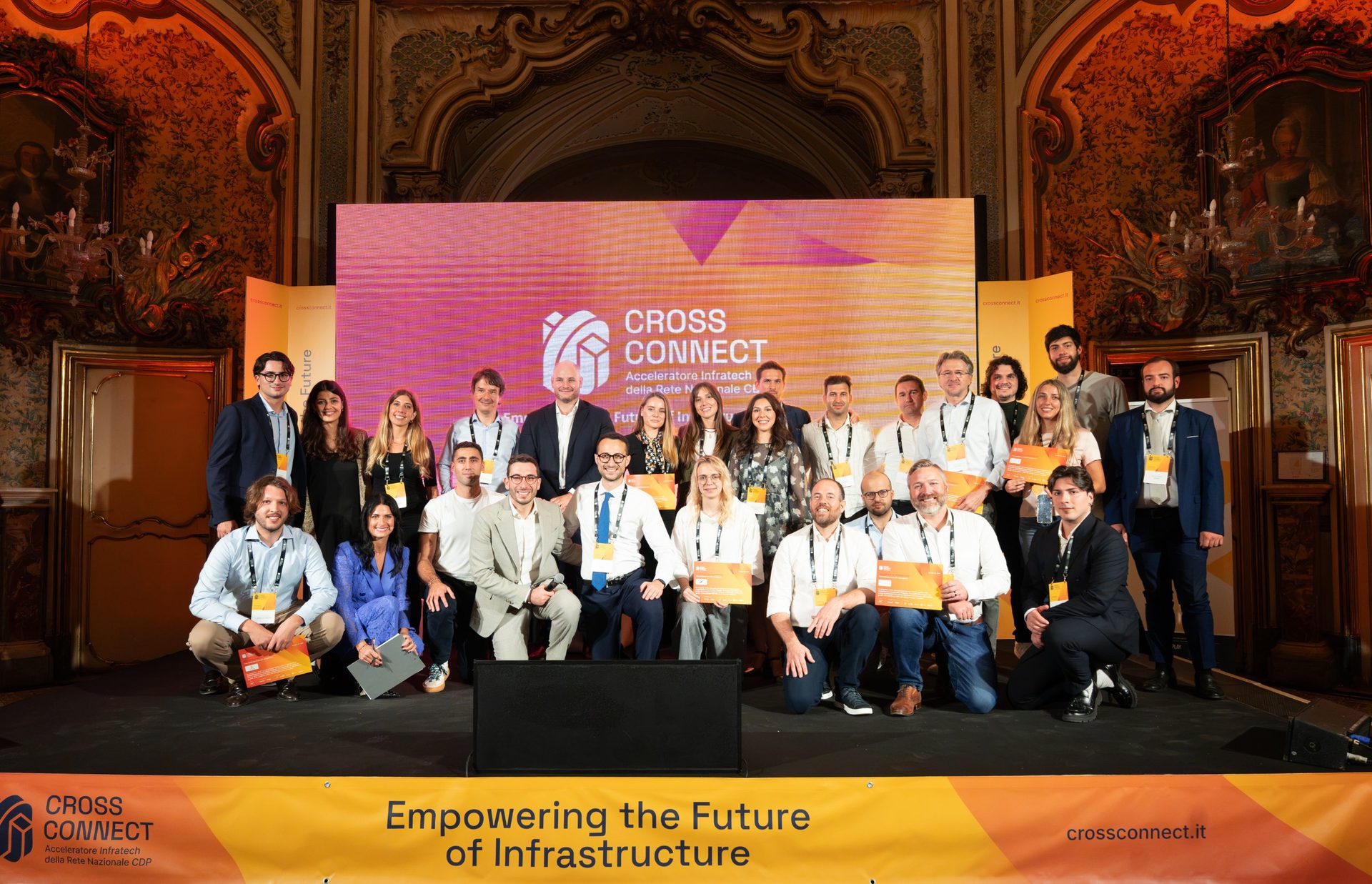 I partecipanti al CrossConnect Expo 2026, ospitato a Palazzo Biscari a Catania, durante la presentazione delle otto startup impegnate nello sviluppo di tecnologie per le infrastrutture, la mobilità e l’innovazione industriale.