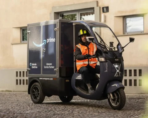 Amazon amplia le consegne elettriche in Italia con sei nuovi hub di micromobilità, portando a 14 le città servite.