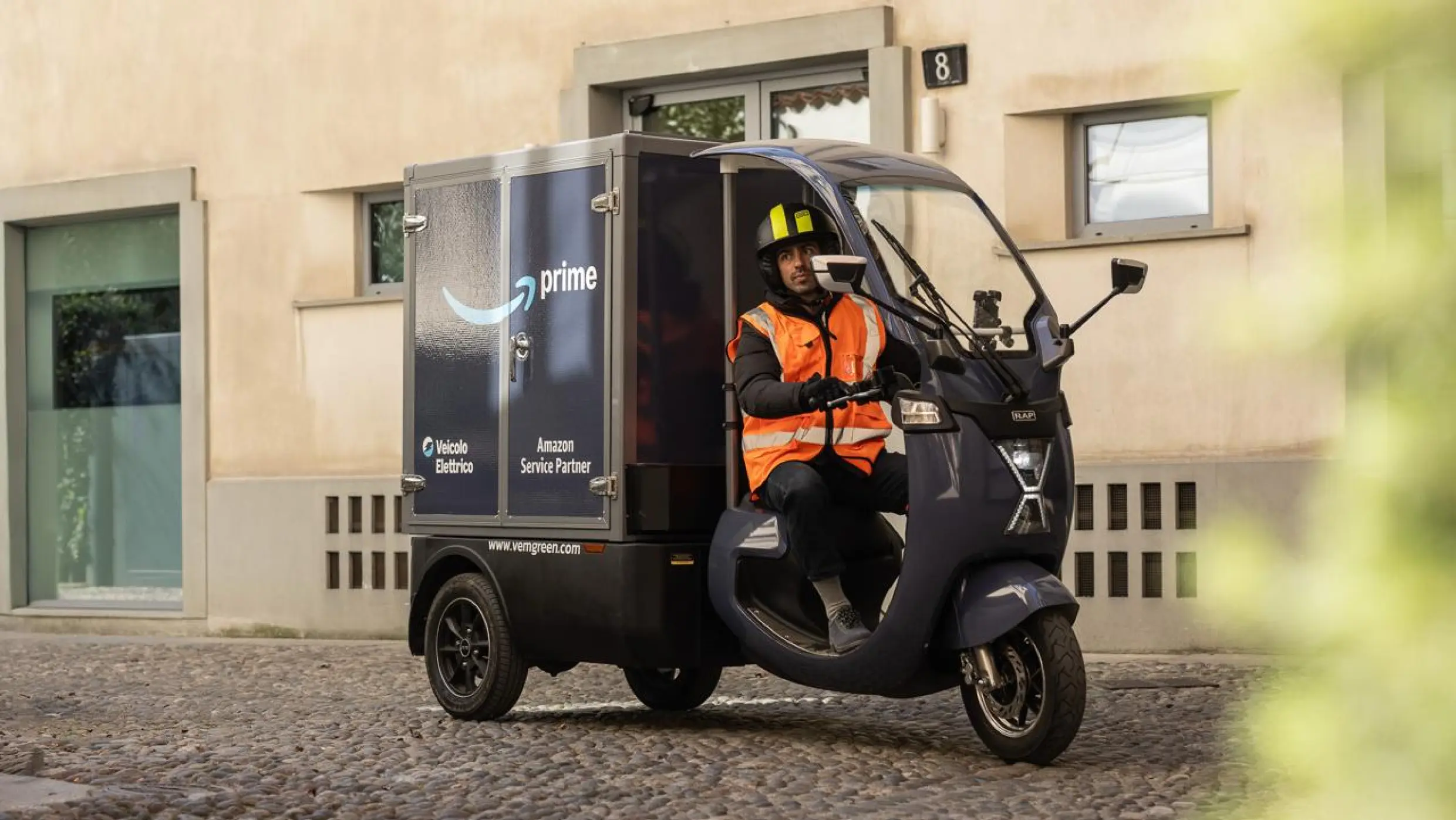 Amazon amplia le consegne elettriche in Italia con sei nuovi hub di micromobilità, portando a 14 le città servite.