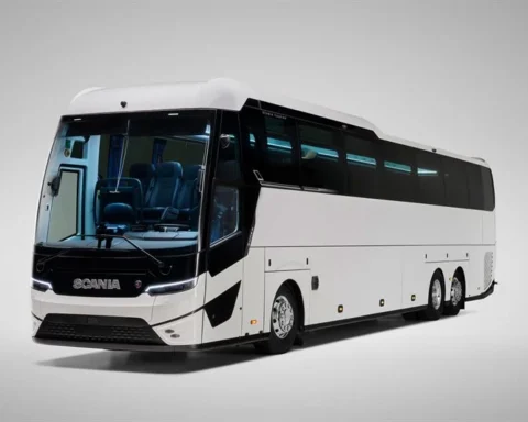 Scania Touring di nuova generazione introduce aerodinamica evoluta, piattaforma Super, maggiore comfort, più spazio bagagli e tecnologie digitali aggiornate.