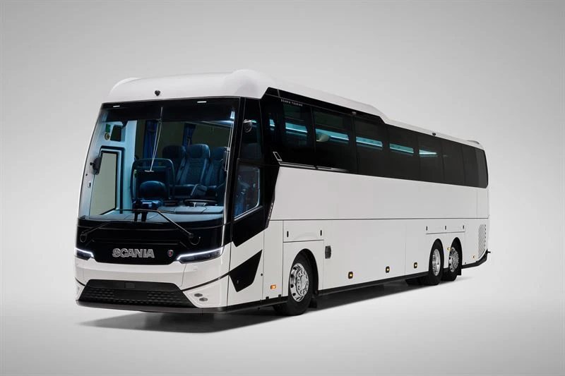 Scania Touring di nuova generazione introduce aerodinamica evoluta, piattaforma Super, maggiore comfort, più spazio bagagli e tecnologie digitali aggiornate.