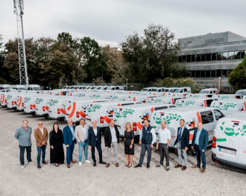 Stellantis Pro One rafforza la flotta di Bpost in Belgio con la fornitura di 650 veicoli commerciali, di cui 500 elettrici, a supporto della logistica e della distribuzione postale a basse emissioni.